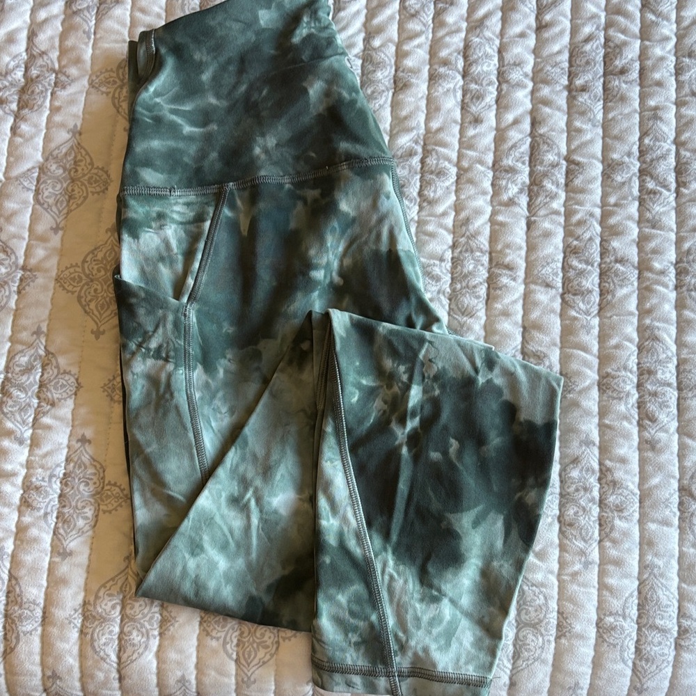 Lululemon Align Shibori green size 6 leggings with pockets!!  Like new!